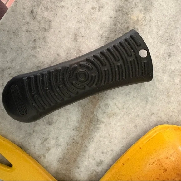 Le Creuset Yellow Skillet with handle sleeve - Picture 4 of 4